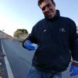 ...e infine apre la tasca della sua giacca per prendere una busta. �Ne porto sempre sette di plastica e una di carta � ci spiega � ma solitamente ne riempio tre o quattro, altrimenti non riuscirei pi� a pedalare�